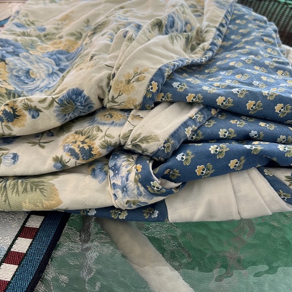 Waverly Classics valances- 4 of them- - Picture 3 of 4